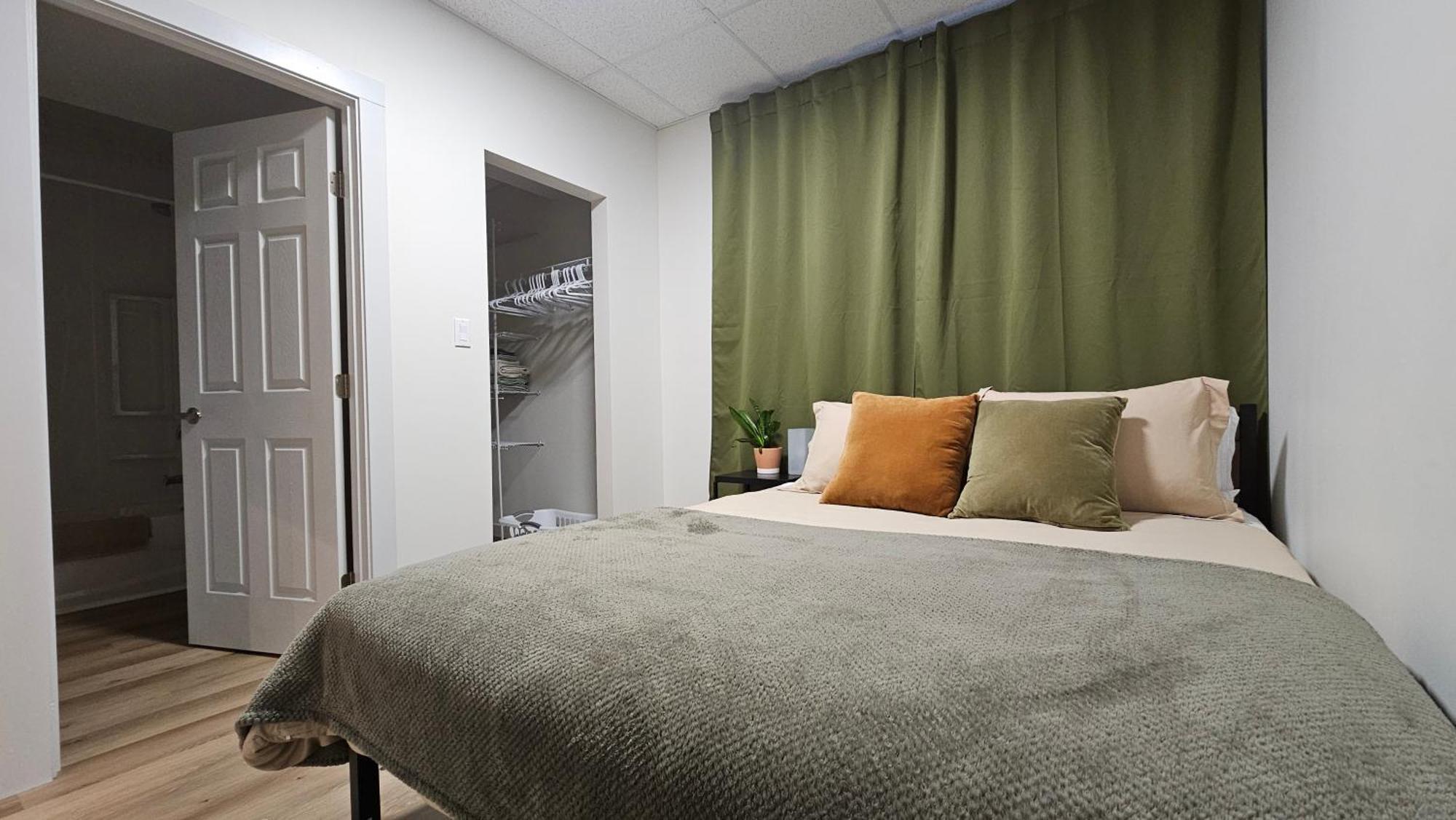 Yeg Olive Grove - Ideal For Couples Or Solo Travelers *
